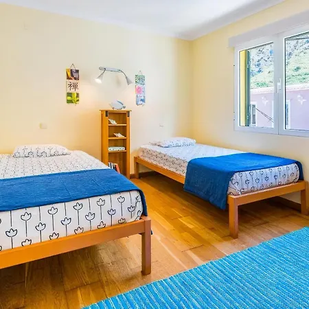 بيت للعطل The Yellow House *