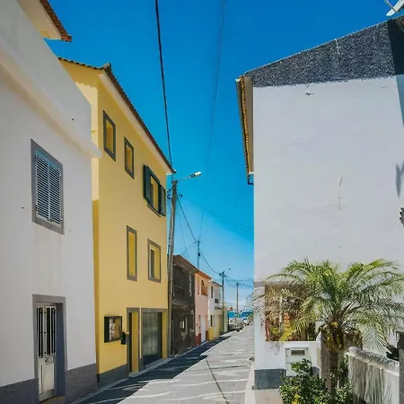 The Yellow House بيت للعطل