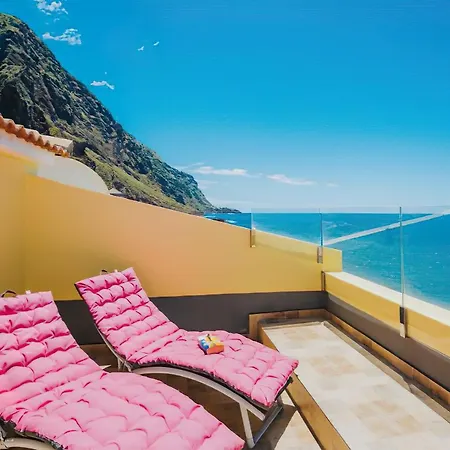 The Yellow House بيت للعطل