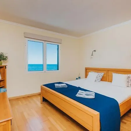 بيت للعطل The Yellow House