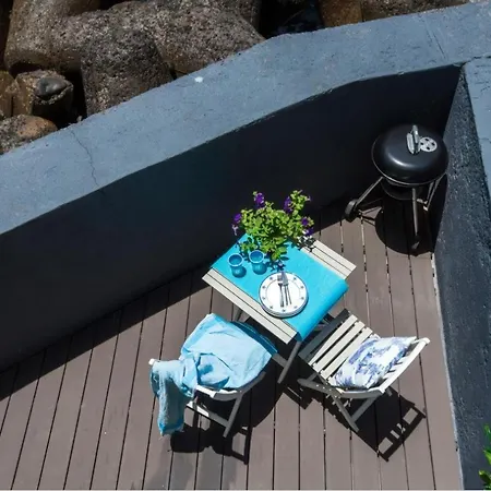 بيت للعطل The Yellow House