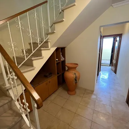 بيت للعطل The Yellow House